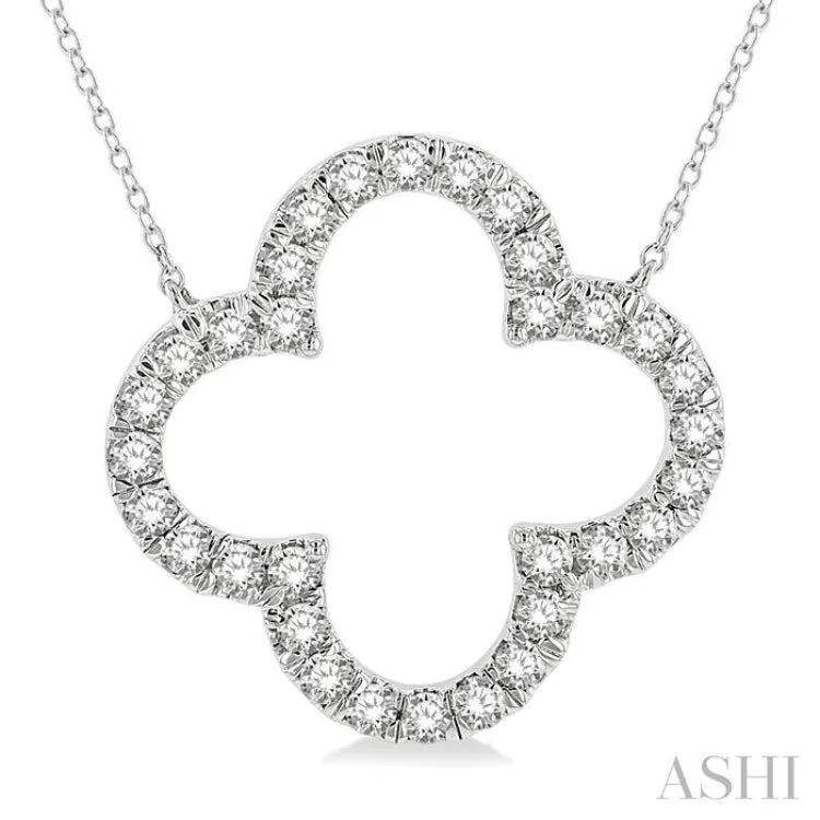 1 Ctw Clover Round Cut Diamond Necklace in 14K White Gold