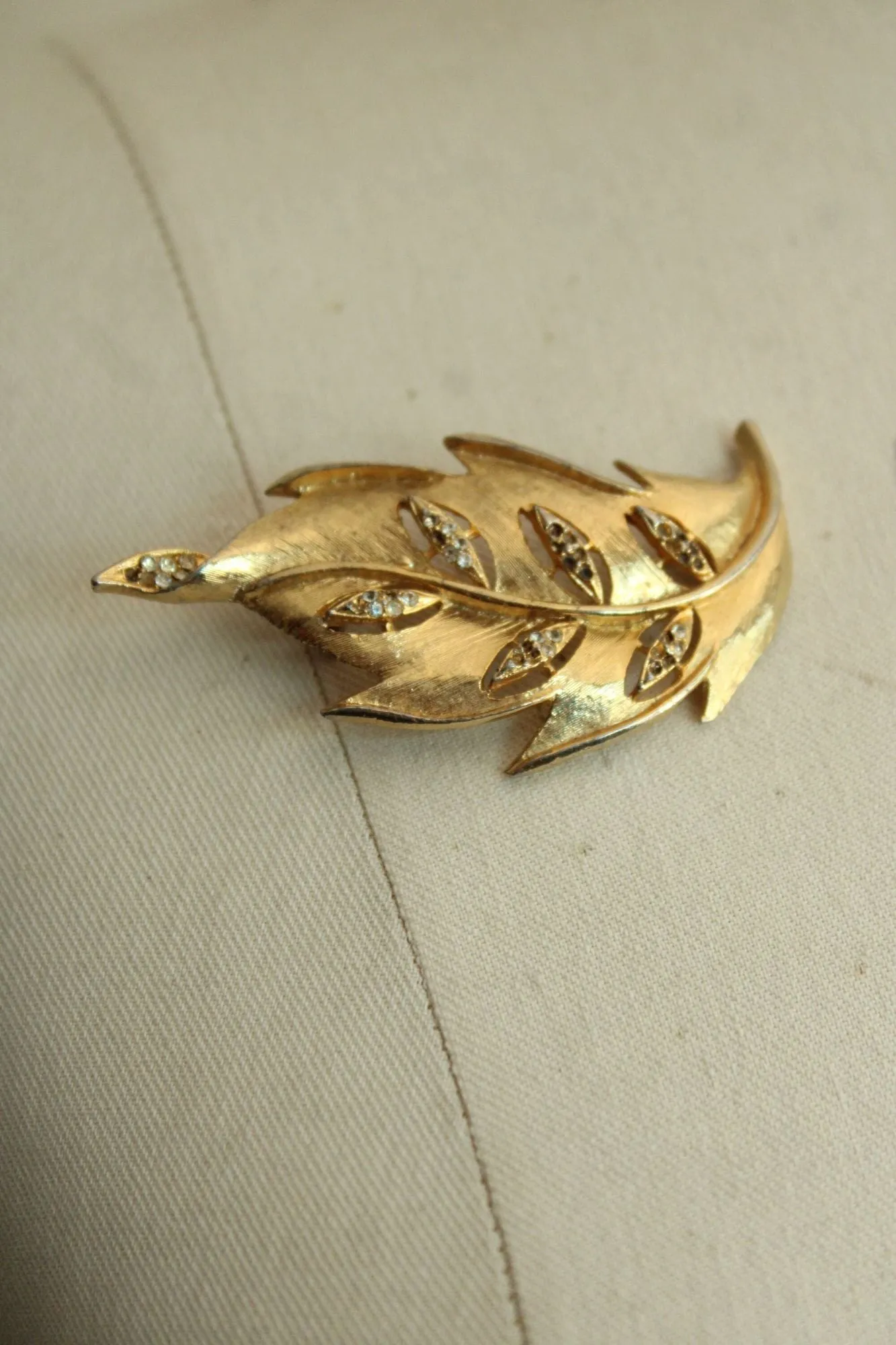 Vintage 1950s 1960s Gold Tone Leaf with Rhinestone Clusters Brooch